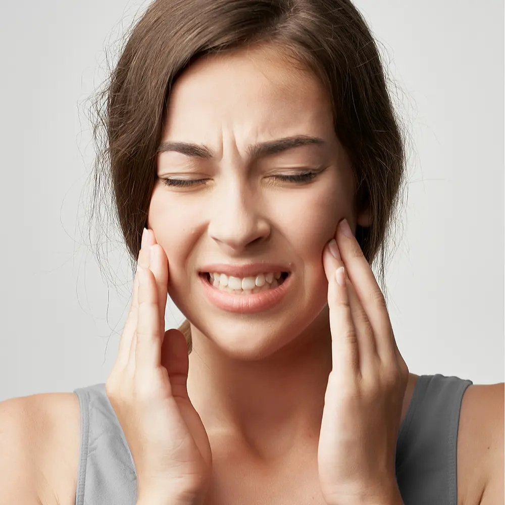 Person mit Kiefergelenksschmerzen