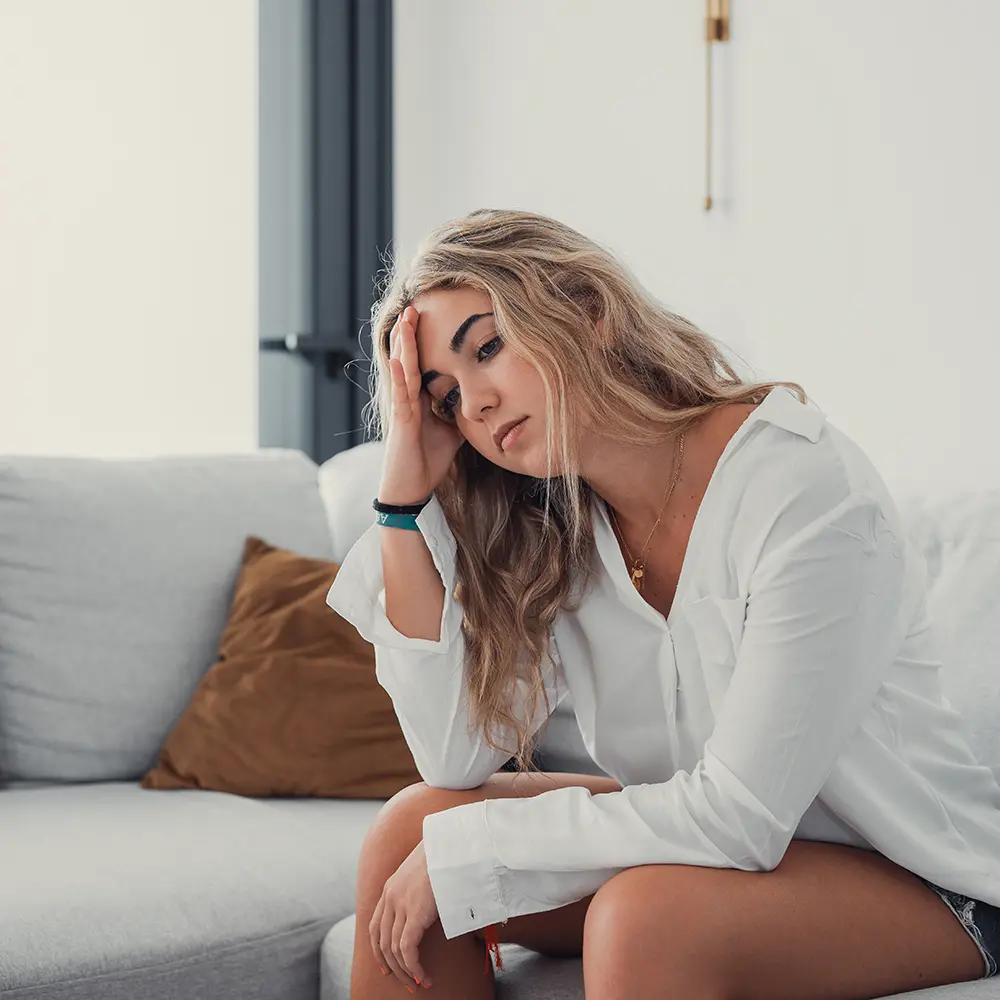 Eine Frau, die bereut nicht früher zum Kieferorthopäden gegangen zu sein